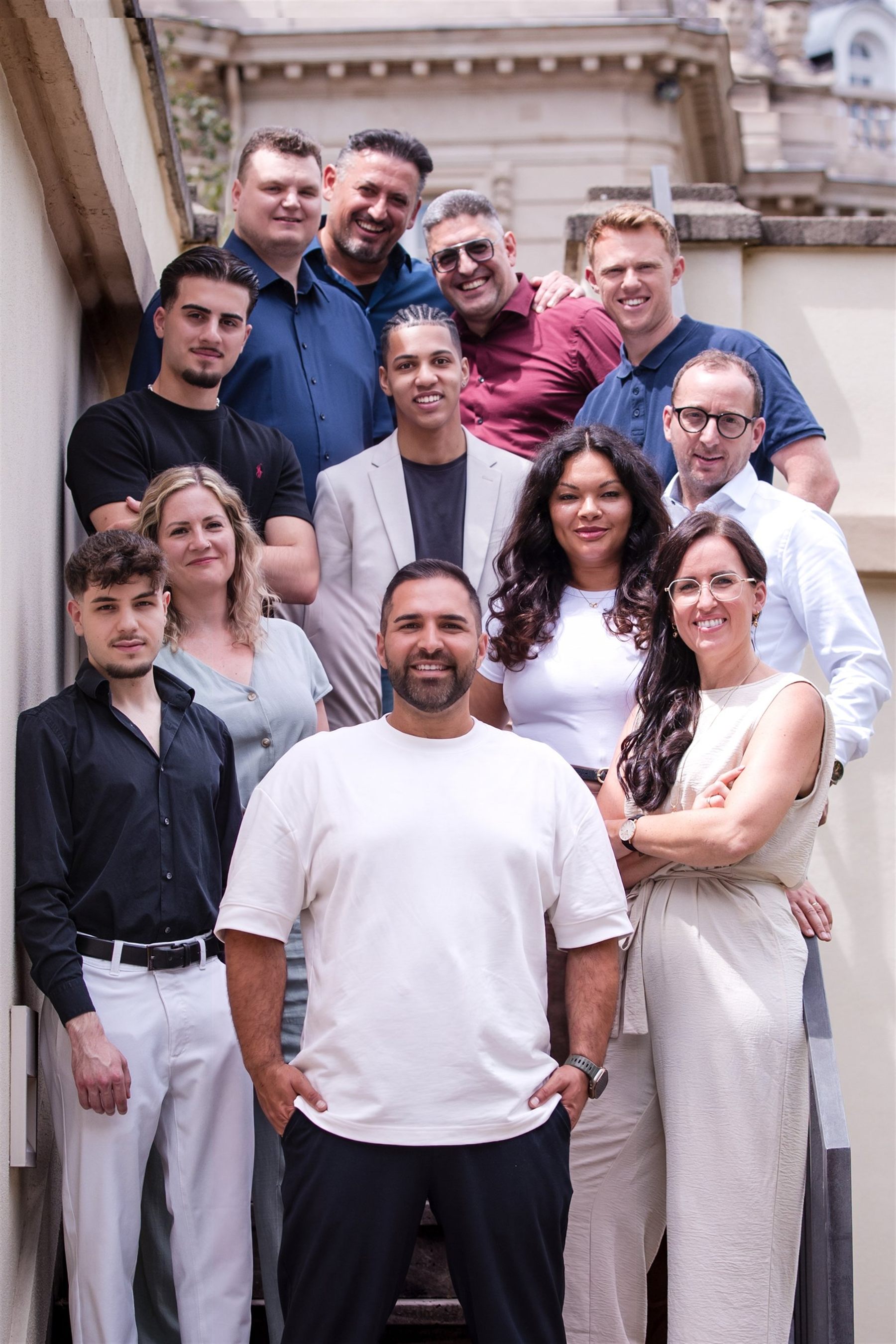 Das Team von EINS+ vor dem B&uuml;ro in Mannheim